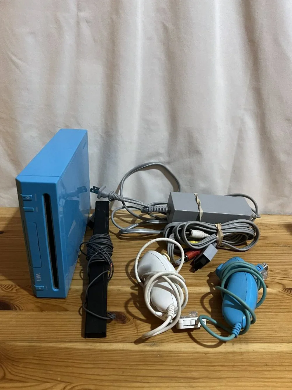 NINTENDO WII VIDEO GAME CONSOLE BLUE RVL-101 Tested Turns On Sensor Bar, 2 Nunch